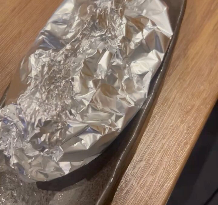 現在おすすめでお出ししてるシャケとキノコのホイル焼きの残りの